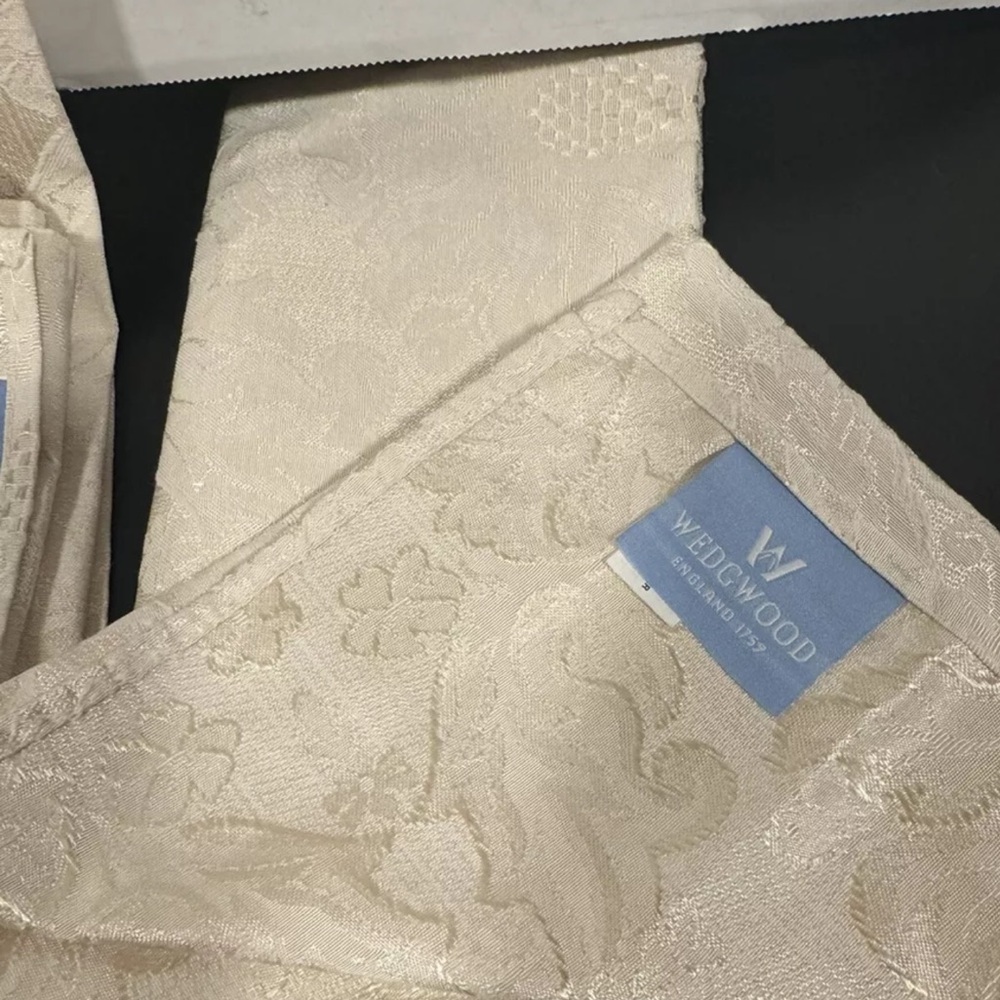 4 Wedgewood Cloth Napkins 19”X19” Creme Floral Elegant Formal Party Holiday Y2K